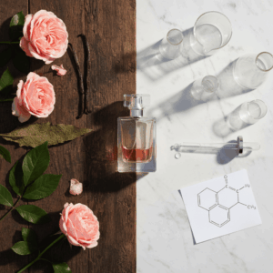 Conceptual photography divided in two: on one side raw ingredients (rose, vanilla) and on the other laboratory tools (pipette, molecules), illustrating the essential alliance of nature and synthesis in modern perfumery.