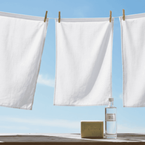 White sheets drying in the wind and Marseille soap, illustrating the sensation of freshness and cleanliness in perfumery.