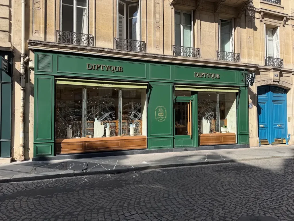 Devanture de la boutique de parfums Diptyque située rue de Passy à Paris.