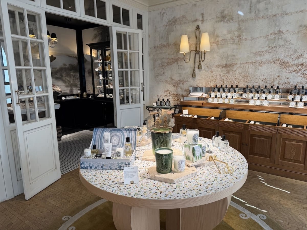 Vue d'ensemble de l'aménagement intérieur de la boutique Diptyque à Paris Passy.