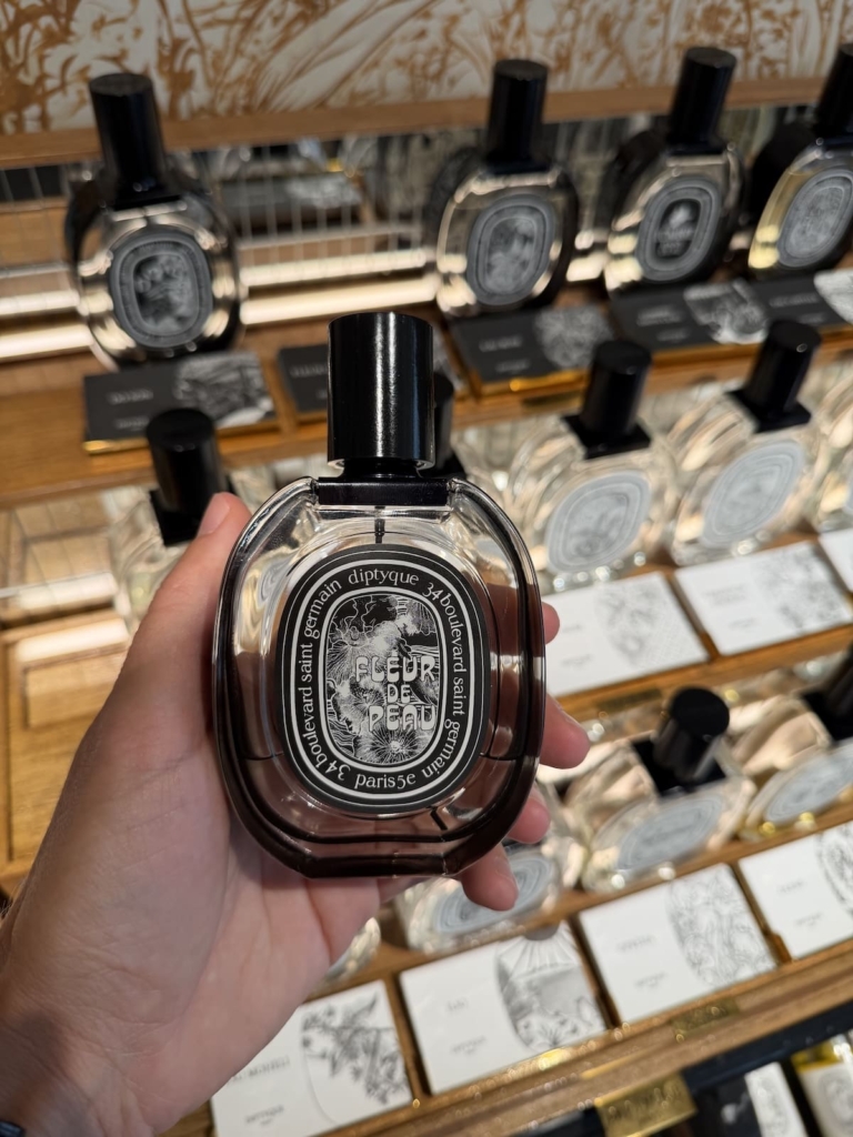 Test du parfum Fleur de Peau en boutique pour l'avis olfactif de Sylvaine Delacourte.