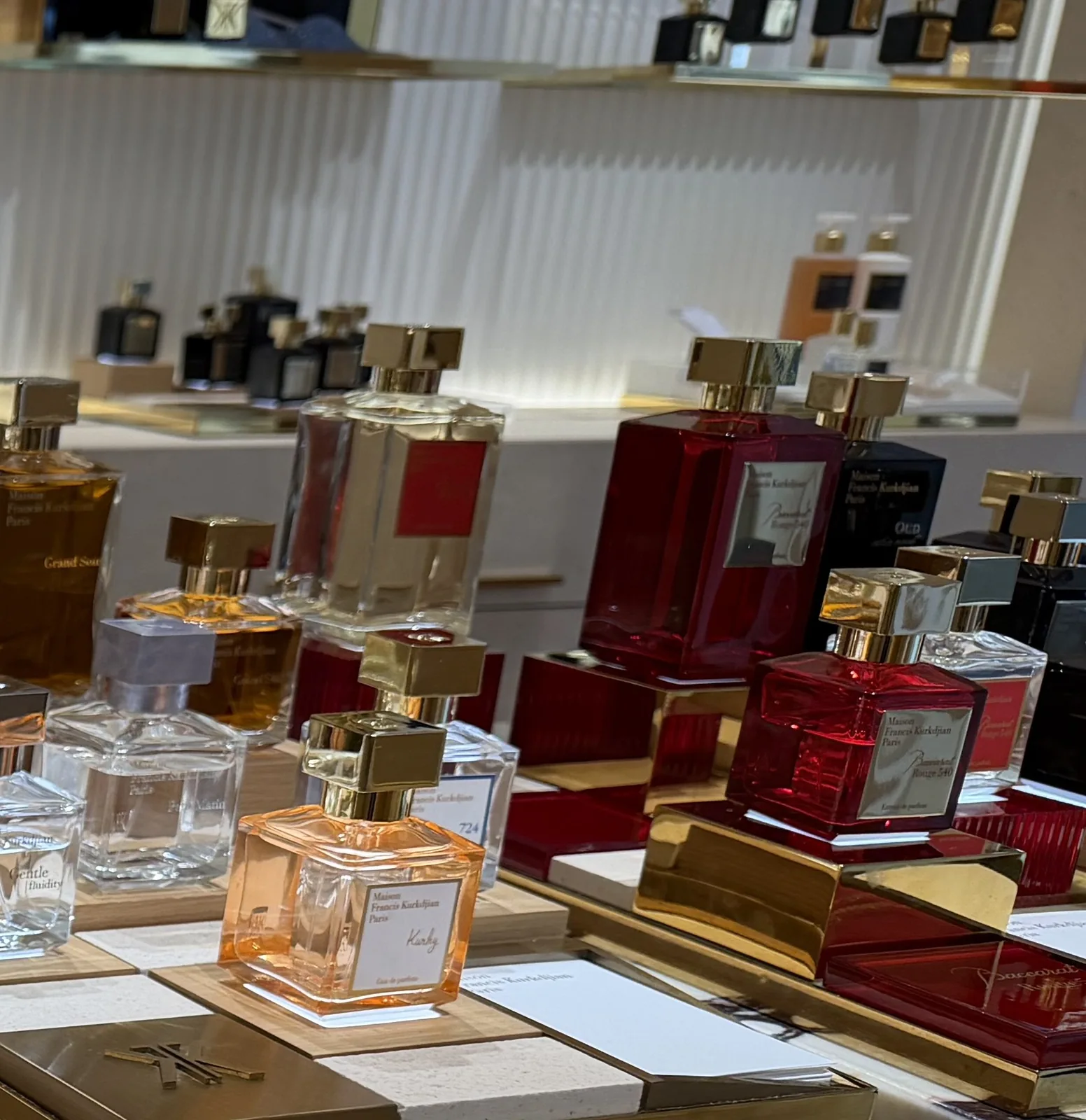 Flacons rouges de Baccarat Rouge 540 sur le présentoir d'une boutique Maison Francis Kurkdjian.