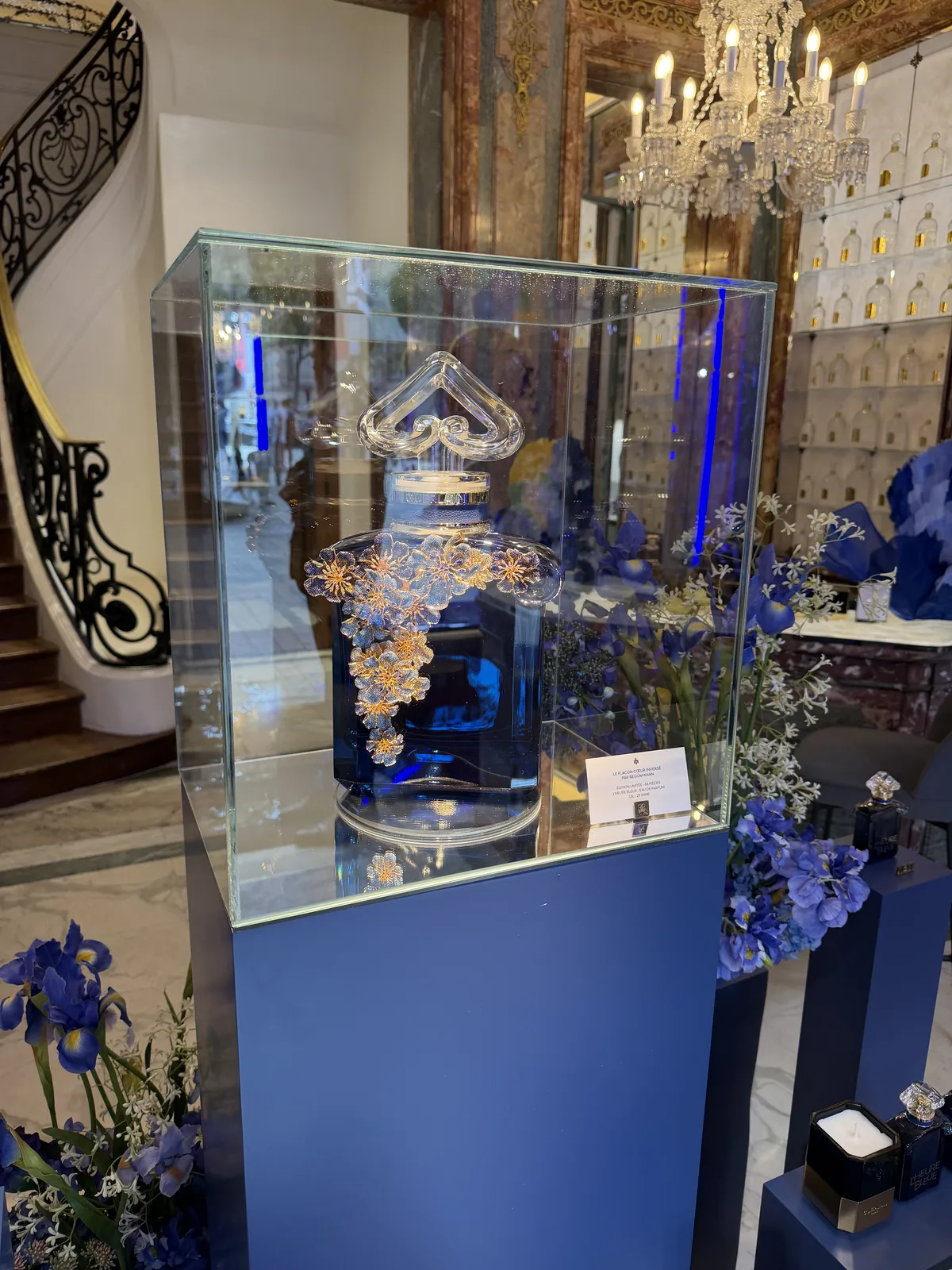 Flacon cœur inversé de L'Heure Bleue orné de fleurs joaillières, signé Begum Khan.
