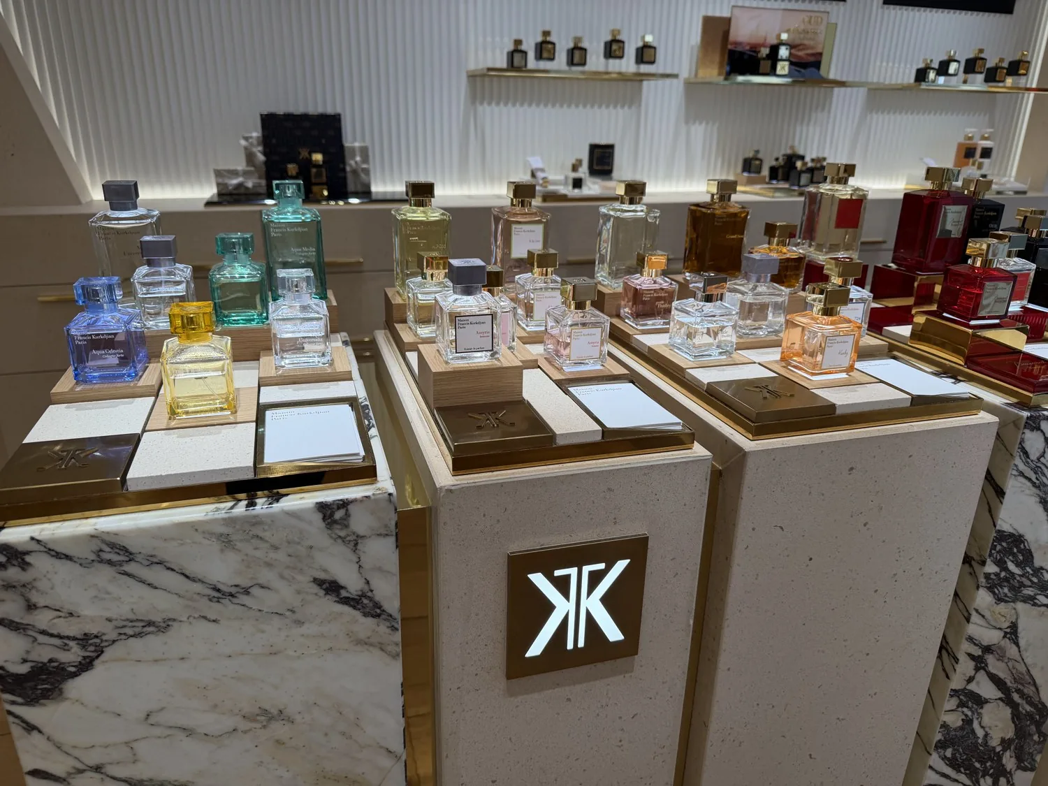 Vue d'ensemble du présentoir des parfums Maison Francis Kurkdjian en boutique.