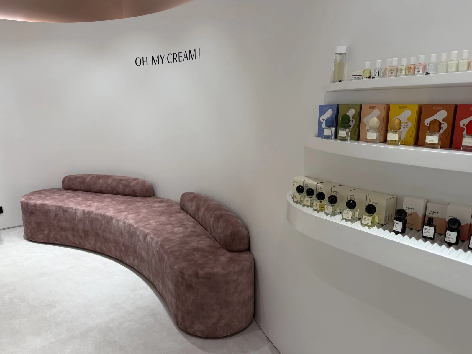 Intérieur d'une boutique Oh My Cream, où la marque Racyne est distribuée.