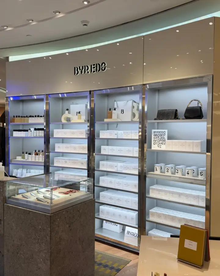 Corner Byredo au Bon Marché, avec ses vitrines de parfums, bougies et maroquinerie.