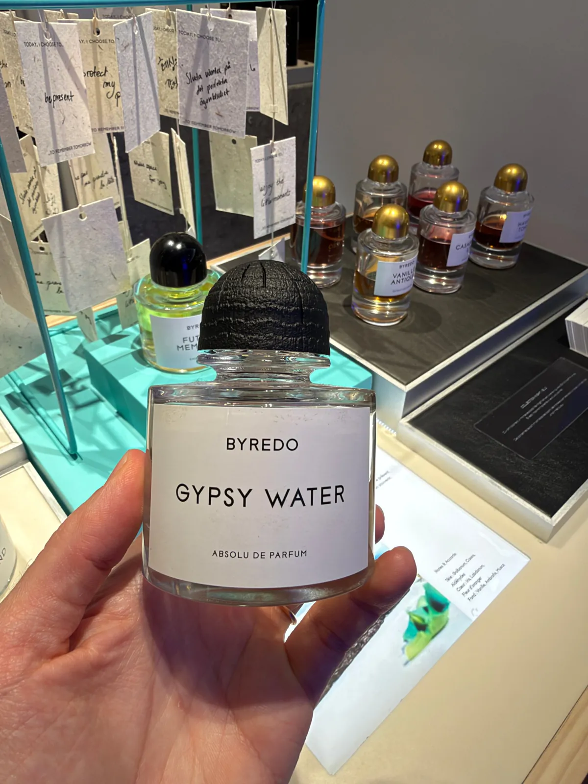 Flacon de Gypsy Water de Byredo en absolu de parfum, au bouchon noir texturé.