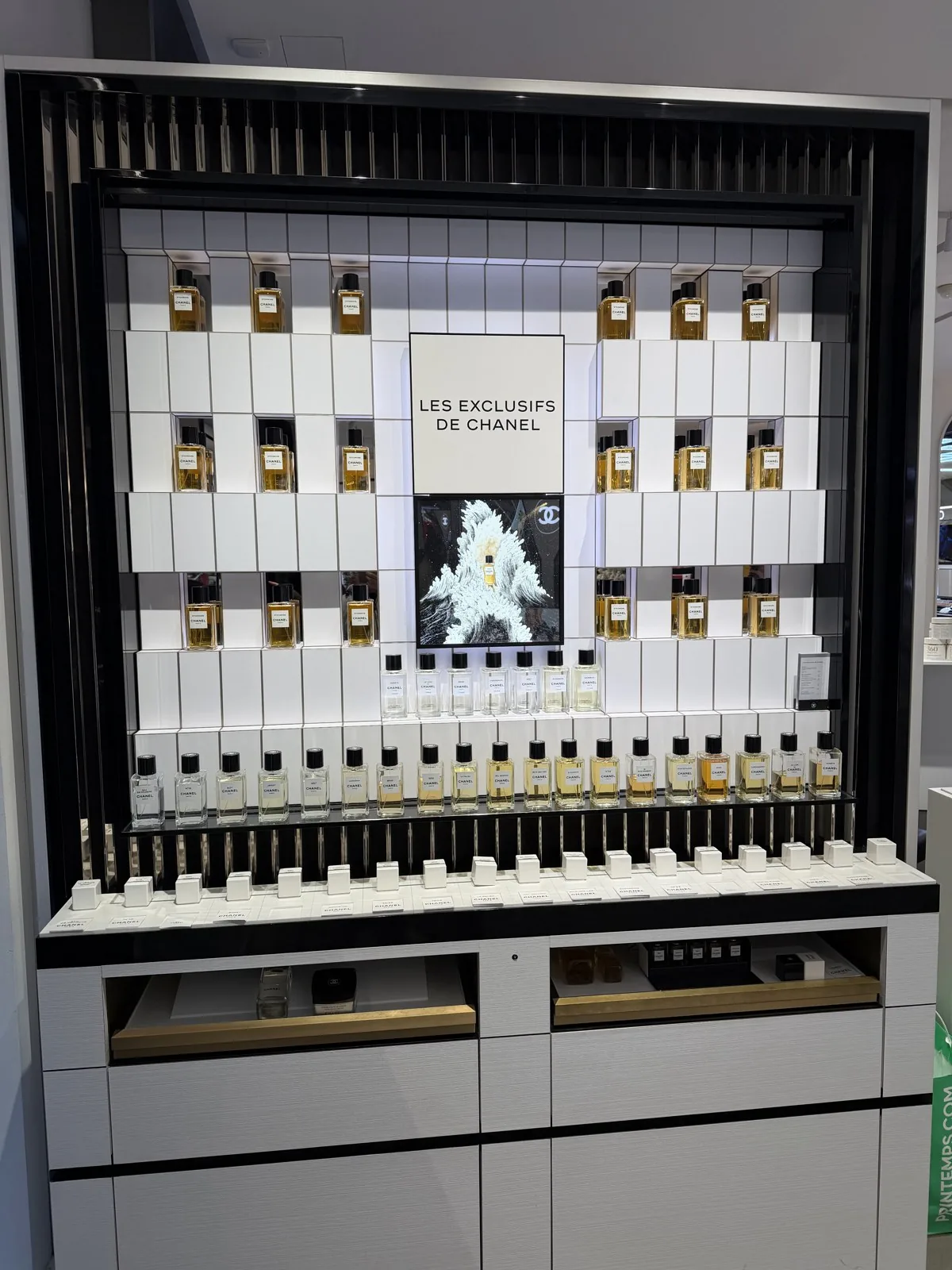 Wand der Exclusifs von Chanel in einem Kaufhaus, der Kollektion, zu der Misia gehört.