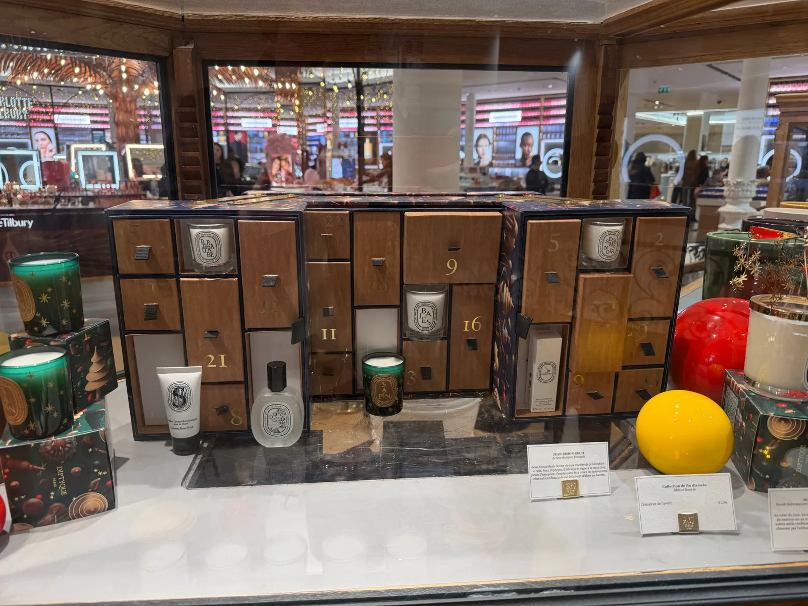 Calendrier de l'Avent Diptyque 2026 ouvert, avec ses tiroirs en bois et ses bougies miniatures.