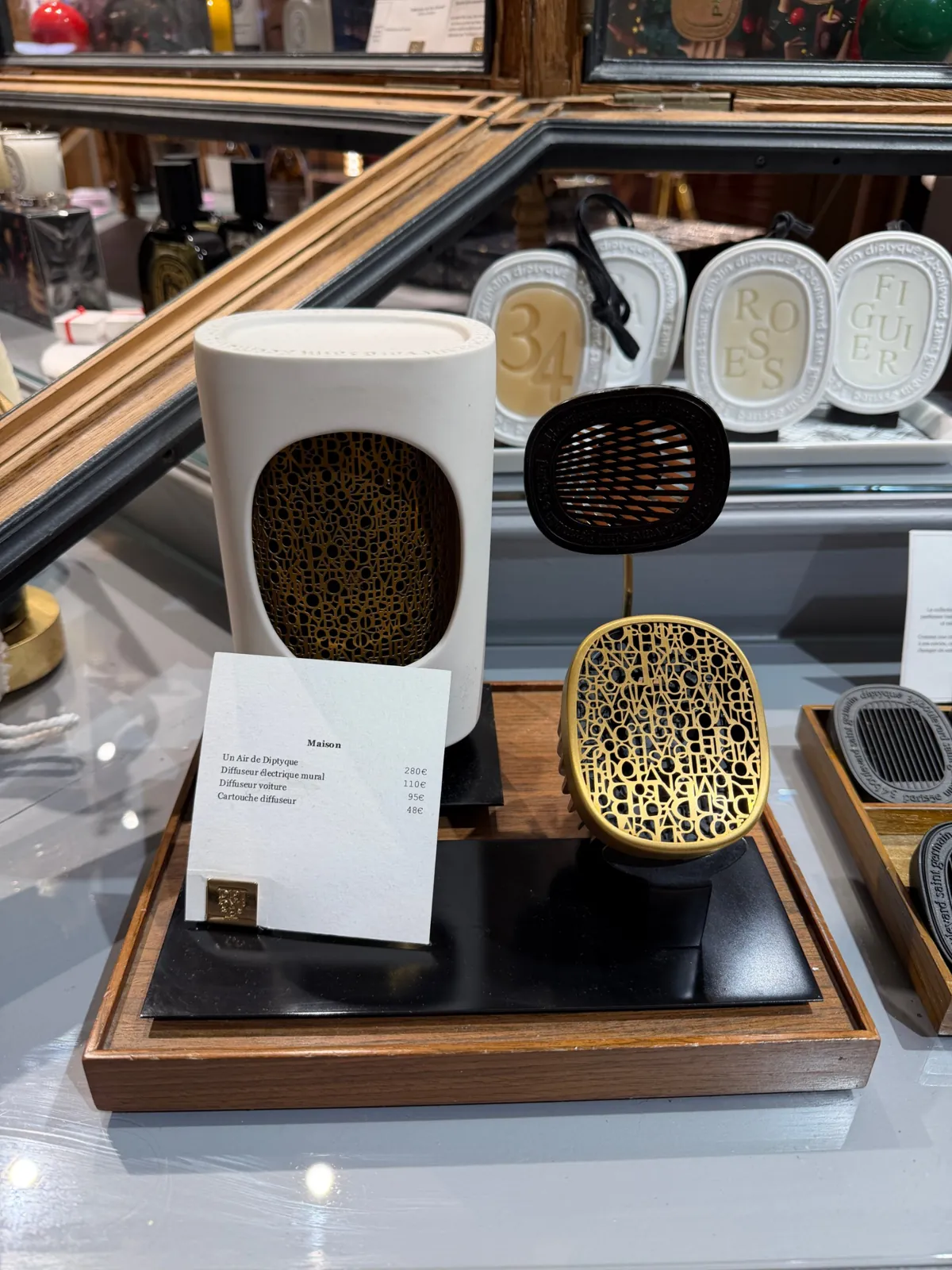 Diffuseur électrique et diffuseur voiture Diptyque, avec des ovales parfumés en céramique.
