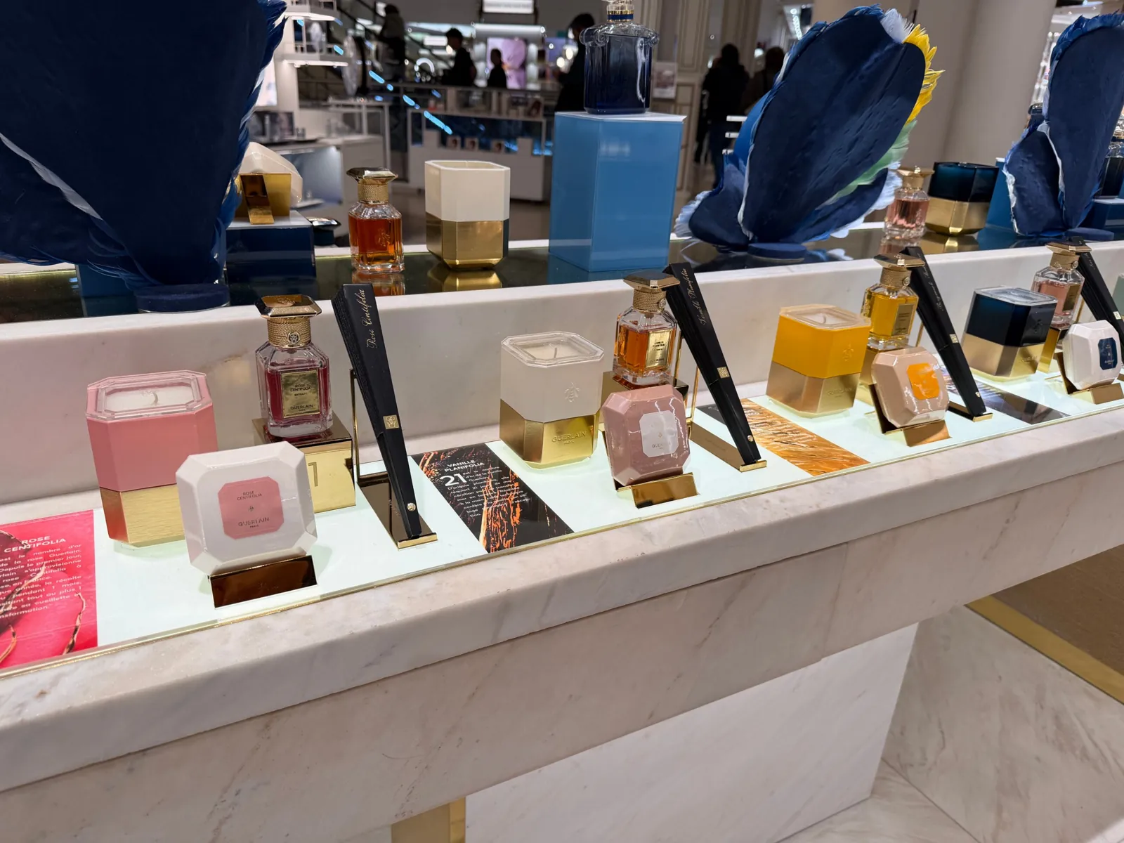 Bougies parfumées Guerlain Rose Centifolia et Vanille Planifolia sur le comptoir L'Art et la Matière.
