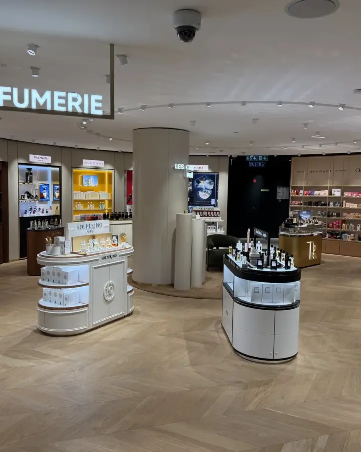 L'espace parfumerie d'un grand magasin, ses vitrines et ses comptoirs de marques.