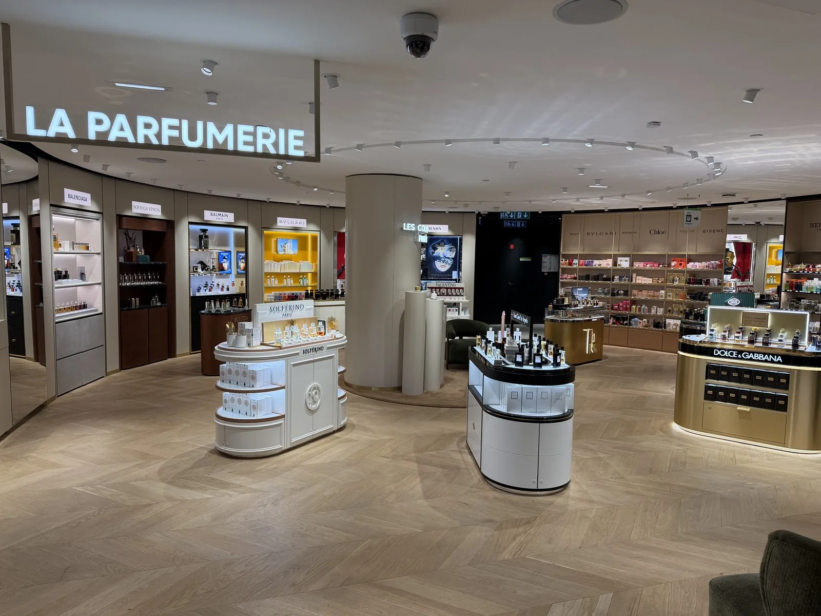 L'espace parfumerie d'un grand magasin, ses vitrines et ses comptoirs de marques.