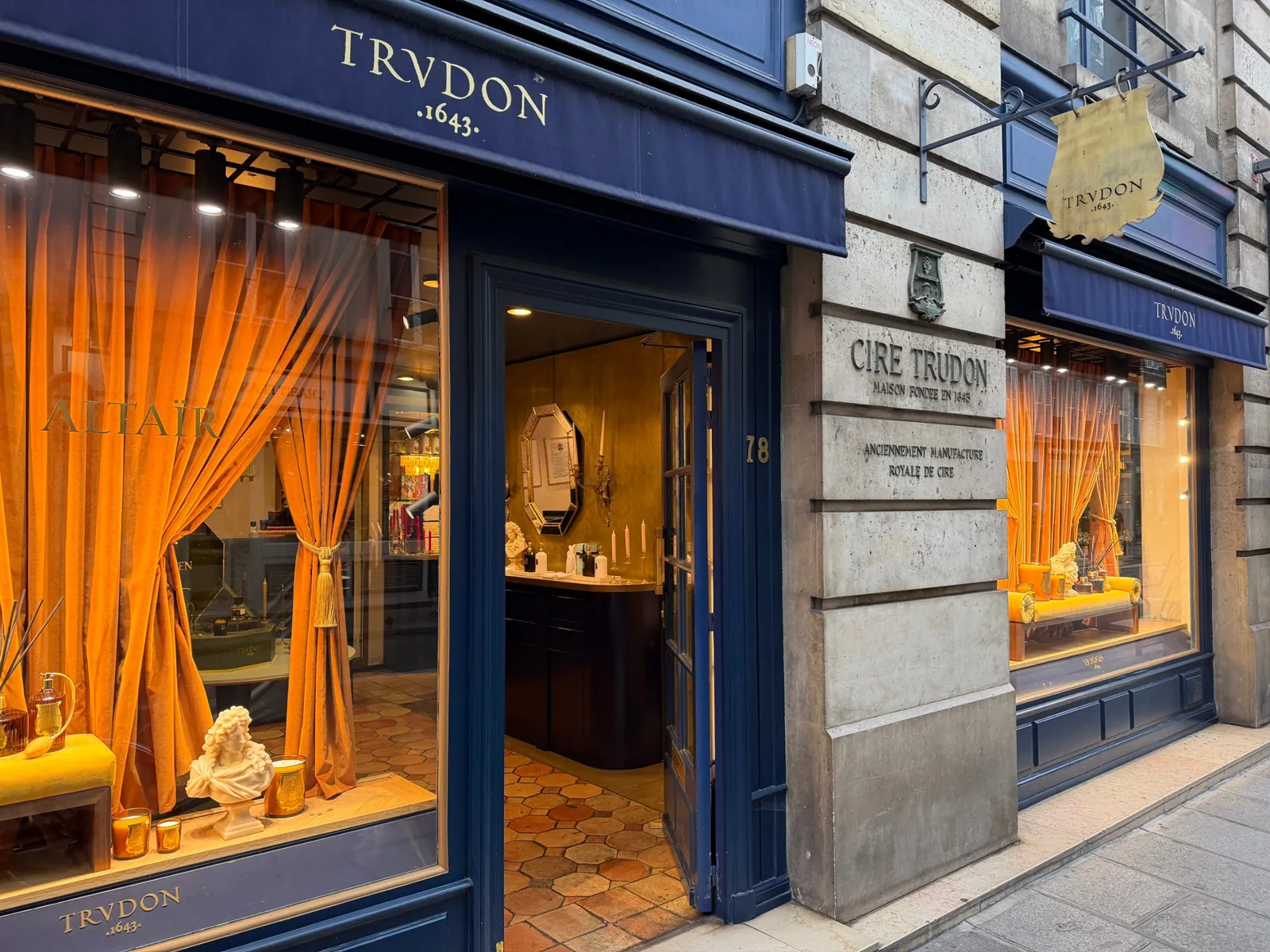 Façade bleue de la boutique Cire Trudon au 78 rue de Seine à Paris.